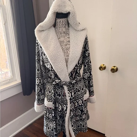 Secret Treasures Soft Comfy Robe With Hearts - Picture 10 of 13